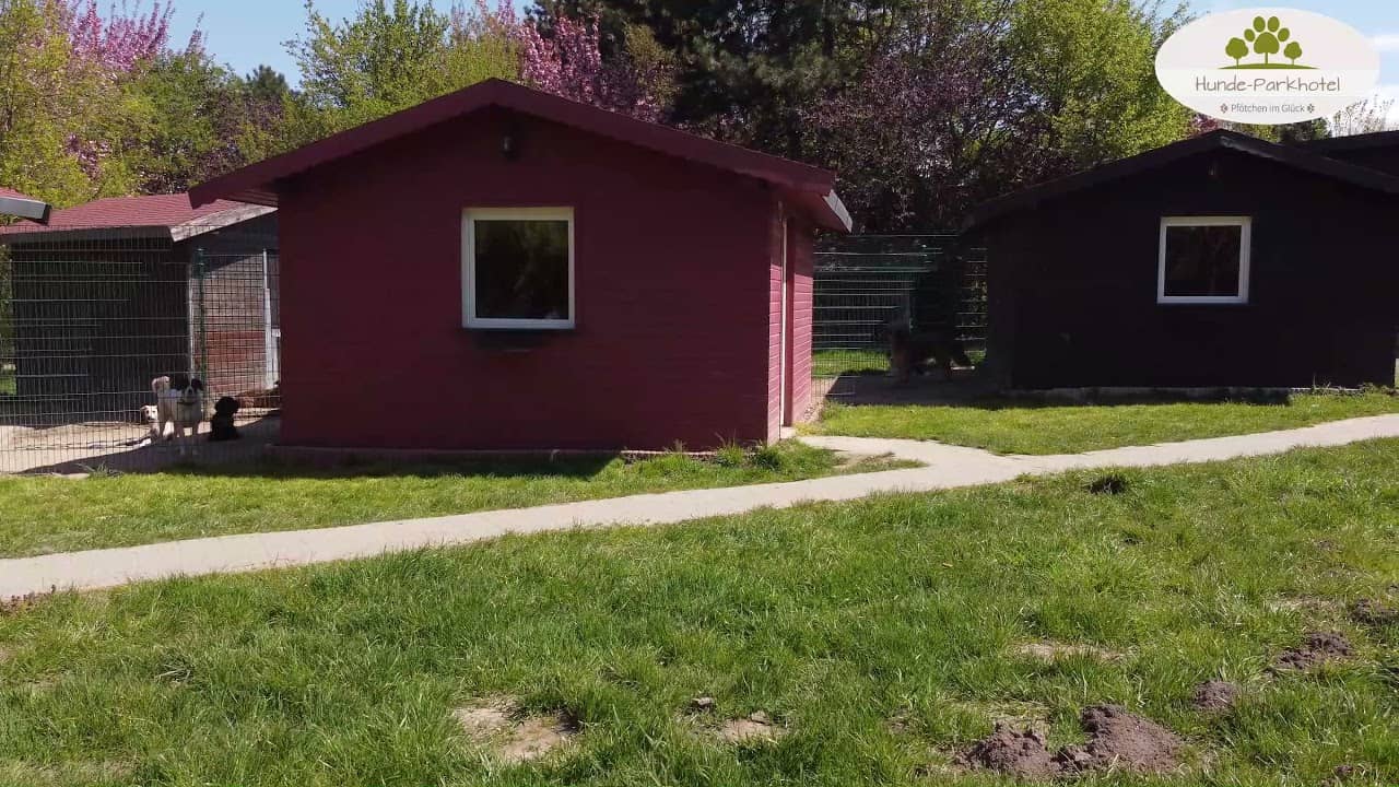 Rote und dunkle Gartenappartements mit Auslauf auf dem Gelände des Hunde-Parkhotels